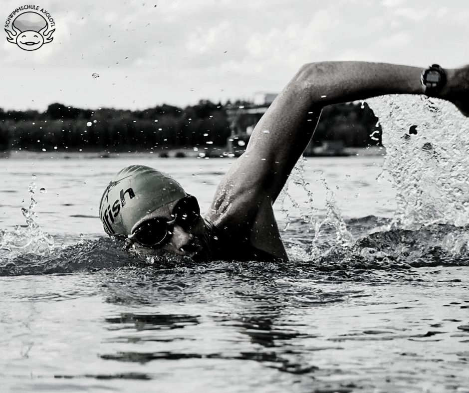 Schwimmender Mann im See