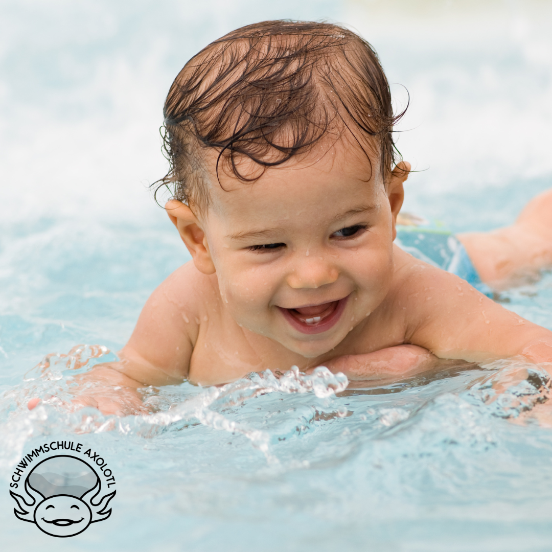Babyschwimmen, Schwimmschule Axolotl, Schwimmschule Wolfsburg, Wassergew  hnung, l  chelndes Baby
